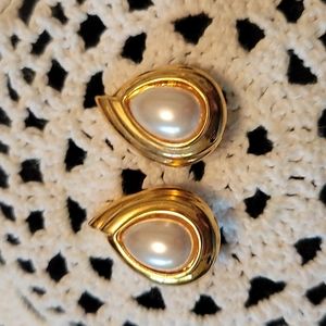 Vintage gold tone and faux pearl clip on earrings.